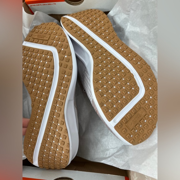 New Nike Women's Sneakers in Cream and Pink - Picture 3 of 7